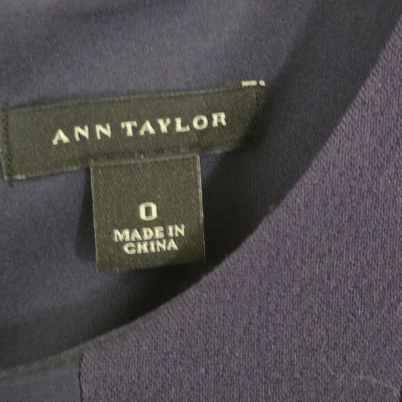 Ann Taylor NWOT Navy Gold Bow Embellished Quiet Luxury Sheath Dress Size 0 - Picture 4 of 6